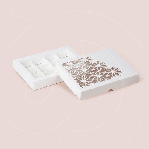 Коробка на 12 конфет с окном "Ромашка" белая 